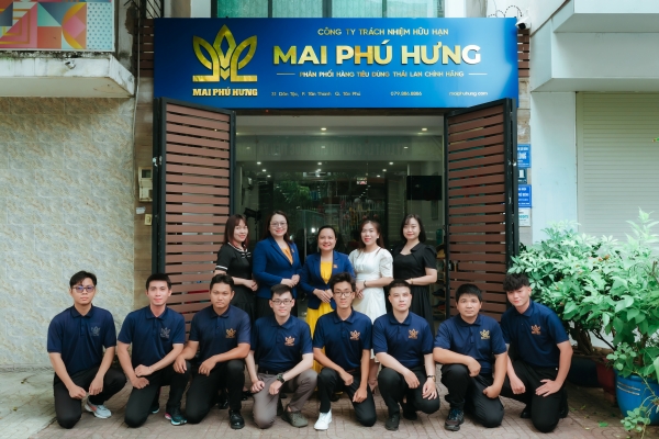 đội ngũ mai phú hưng đứng trước cửa văn phòng